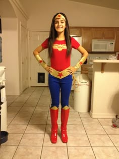 Costumes wonder women Diy Wonder Woman Costume, Diy Halloween Costumes For Girls, Diy Superhero Costume, Wonder Woman Halloween Costume, Diy Fantasia, Superhero Costumes Kids