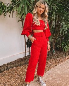 Looks Com All Star, Outfits With Converse, Fashion Capsule, Red Outfit, Feminine Outfit, Spring Looks, Girly Outfits, Fashion Stylist, Moda Fashion