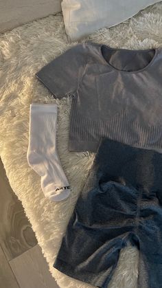 Gray Gym Outfit, Gym Fits Aesthetic, Sports Shirt Outfit, Aesthetic Flatlay, Sets Outfit, Cute Pajama Sets, Fasion Outfits, Outfit Layout