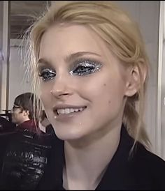 Runway Archive, Jessica Stam, Glitter Eye, Runway Makeup, Creative Makeup Looks, Glitter Makeup, Pretty Makeup, Creative Makeup