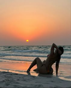 Vacation Picture Inspiration, Beach Photoshoot In Water, Vacation Beach Pictures, Hot Beach Picture Ideas, Baddie Beach Pictures, Sunrise Photoshoot Ideas, Night Beach Pics, Poses For The Beach, Beach Pictures Sunset