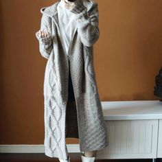 This is perfect for those who are looking for a clothing for a good price. It is fashionable, stylish, and it will look great on anyone who wears it. Do you wanahavit? Tricotin Long, Mode Mantel, Long Sweater Coat, Long Knit Sweater, Fall Cardigans, Gilet Long, Long Sleeve Knitted Cardigan, Sweaters Cardigan, Women Sweaters