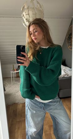 Classic Elevated Style, Cozy Wfh Outfit, Colorful Simple Outfits, Cute Outfits Winter Aesthetic, Funky Style For Women, Warm Winter Outfits Layers, Casual Nice Outfit, Spain Outfits Winter, Dark Green Outfits