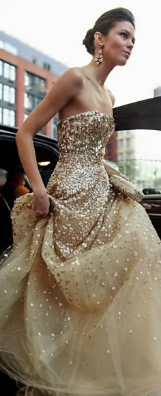 Oscar de la Renta shimmering gold gown // The Wedding Scoop Spotlight: Sparkly Wedding Dresses  (Instagram: theweddingscoop) Gold Glitter Dress, Robes Glamour, Sparkly Wedding Dress, Fashion Formal, Sparkly Wedding, Party Mode, Glitter Dress