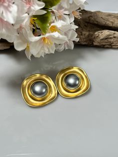 Vintage Gold Tone Faux Mabe Pearl Earrings. Large designer Norma Jean costume jewelry clip on earrings. Great condition. Measure: 1 inch Mabe Pearl Jewelry, Mabe Pearl, Pearl And Diamond Earrings, Norma Jean, Earrings Large, Pearl Jewelry, Vintage Gold, Costume Jewelry, Clip On Earrings