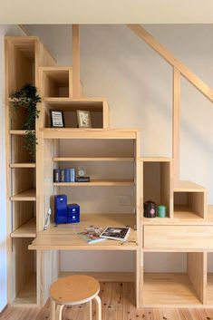 収納とデスク付きの造作階段 Tiny House Stairs Ideas, Casa Hobbit, Gifts Homemade, Tiny House Inspiration, Screen Layout, Loft Room