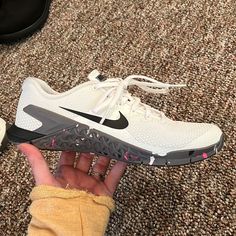 Worn Once - Women's Size 8.5 Nike Metcon 4 Running Shoes Nike Metcon, Nike Shoes Women, White Nikes, Nike Women, Nike Shoes, Running Shoes, Athletic Shoes, Color White, Womens Sizes