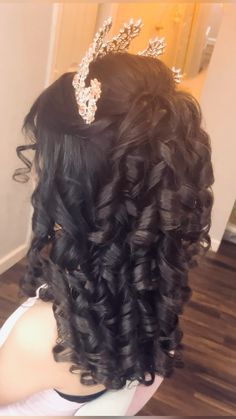 Quinceañera hairstyle! Hair Inspo For Quince, Short Hair Quince Hairstyles, Quince Hair With Flowers, Quinceanera Short Hairstyles, Quince Curly Hairstyles, Quincera Hair, Quinseñeras Hair Styles, Hair Styles Quinceanera, Prom Hairstyles Brown Hair