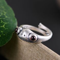 Item Code: 4754887049278 Material: Silver Pattern: Frog Highlight: Adjustable Frog Ring, Retro Ring, Animal Rings, Knuckle Rings, Statement Ring Silver, Finger Rings, Fashion Ring, Open Ring, Red Garnet