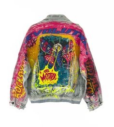 Artwork on Denim. This jacket has unique handmade finishes with designs inspired by the American culture of the 80s. It is a unique and unrepeatable piece.