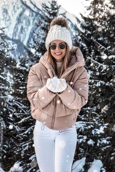 Snow Outfits For Women, Winter Vacation Outfits, Winter Outfits Snow, Winter Mode Outfits, Snow Photoshoot, Winter Travel Outfit, Stylish Winter Outfits, Trendy Outfits Winter, Winter Photoshoot