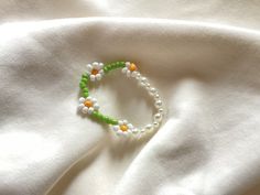 Aesthetic handmade beaded bracelet, daisy and pearl design, seed daisies. Spring Beaded White Pearl Bracelet, Handmade Pearl Bracelet With Round Beads For Spring, Handmade Pearl Bracelet For Spring, Beaded Bracelet Aesthetic, Aesthetic Daisy, Design Seed, Bracelet Aesthetic, Daisy Design, Half And Half