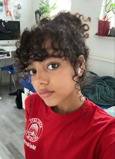 27 BEST SHORT CURLY HAIR WITH BANGS TO TRY THIS YEAR - julsweek Short Curly 3c Hair, Pretty Curly Hairstyles Natural Curls, 3b Hair Styles, Cool Curly Hairstyles, 3b Hairstyles, Short Curly Hair With Bangs, Curly Hair Girl, Really Curly Hair, Natural Curly Hair Cuts