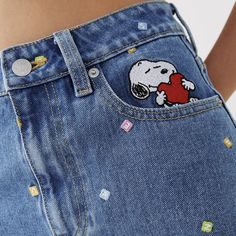 Snoopy Jeans, Senior Clothes, Decorated Tote Bags, Jacket Painting, Girls Room Paint, Disney Denim, 70s Show, Meaningful Drawings