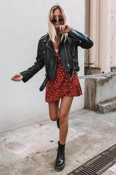 Teenage Boots, Online Outfits, Outfit Leather Jacket, Martens Outfit, Doctor Dress, Boots 2020, Doc Martens Outfit, Leather Jacket Dress, Walking Down The Street