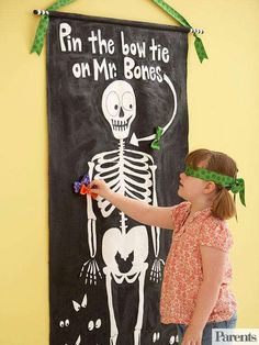 Halloween pour Enfants : 21 Idées de Jeux Amusants à Essayer Diy Halloween Party Games, Adult Halloween Party Food, Diy Halloween Party, Fun Halloween Party Games, Halloween Party Activities, Dekorasi Halloween, Fun Halloween Games, Mr Bones, Halloween Games For Kids