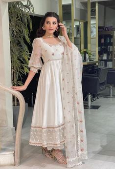 Indian Dresses For Women, Trendy Outfits Indian, Traditional Indian Dress, Desi Fashion Casual, Pakistani Fancy Dresses, Beautiful Pakistani Dresses, Salwar Kamiz, Indian Dresses Traditional, Traditional Indian Outfits