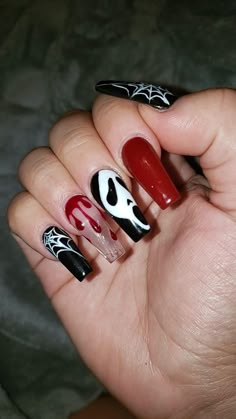 Medium Goth Nails, Short Horror Nails, Edgy Nails Grunge Coffin, Horror Nails Short, Skeleton Nails Designs, Rock Nails Grunge, Ghostface Nails, Scary Nails, Rock Nails