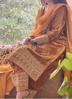 Mukaish Dupatta, Velvet Pakistani Dress, Heena Kochhar, Velvet Suit Design, Lehenga Sari, Tunic Kurti, Suit Salwar, Punjabi Fashion, Velvet Dress Designs