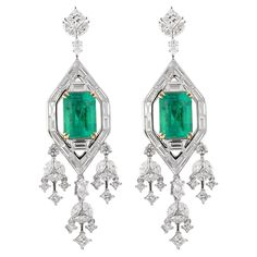 Our timeless ‘Sunita Nahata’ earrings uniquely integrates a geometric Art Deco frame with playful tassels from the Mughal era… The unique art deco geometry of this layout creates a structured frame that gives attention on each enchanting emerald. The emeralds are intricately set in yellow gold, whilst the diamonds are set in white gold to give the necklace a royal and regal touch. #BridalJewellery by Sunita Nahata Fine Design. Feel beautiful on your special occasion. Art Deco Colombian Emerald E Art Deco Frame, Earrings Diamond, Colombian Emeralds, Royal Jewels, Estilo Art Deco, Naha, Emerald Earrings, Deco Jewelry, Art Deco Jewelry