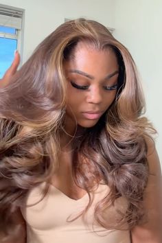 Dark Skin Hair Color Ideas Black Women, Curly Hair Sew In, Hair Color For Dark Skin, Hair Color Caramel, Brown Hair Inspo, Hair Stylies, Hair Flip, Color Treated Hair