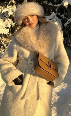 Fur Hat Outfit, Anastasia Aesthetic, Russia Clothes, Ski Outfits, Aesthetic Disney, Russian Clothing, Russian Winter, Winter Travel Outfit, Winter Formal Dresses