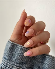 aesthetic nude nails with flowers floral acrylic nails gel nail polish summer nails spring nails Nail Inspo Ideas, Simple Spring Nails, April Nails, February Nails, Broken Nails, Happy Nails, Summery Nails