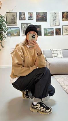 #unisex #womenswear#womensstyle #streetstyle #streetwear #streetfashion #menswear #baggy Soloman Shoes Woman Outfit, Gorpcore Fashion Women, Salomon Outfit Woman, Solomon Outfit, Salomon Outfit Street Styles, Salomon Sneakers Outfit, Salomon Shoes Outfit, Salomon Style, Salomon Xt6 Outfit