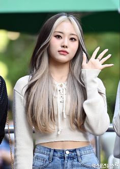 Asian Hair Streaks, Kpop Peekaboo Hair, Underneath Dyed Hair Blonde, Oreo Hairstyle, Kpop Hair Dye, Kpop Hair Color Ideas, Skunk Hair Dye, Cute Korean Hairstyles, Peekaboo Hair Color