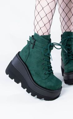 FAST & FREE SHIPPING WORLDWIDE! From platforms to creepers to sneakers, Demonia's darkly delicious style provides everything you desire in footwear. Goth, punk, festival & and all awesomely alternative styles. Grab it with Afterpay! Dark Green Platform Boots, Emerald Green Boots, Green Goth Outfit, Pink And Green Shoes, Festival Sneakers, Dark Green Clothes, Grunge Heels, Dark Green Boots, Green Platforms