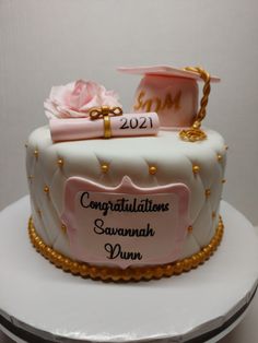 Edible grad cap, edible rose, edible diploma Pink And White Graduation Cake, Rose Gold Graduation Cake, Graduation Cakes Pink, Pink Graduation Cakes, Congratulations Cake Ideas, Pink Grad Cake, Kindergarten Graduation Cake, Nursing Graduation Cakes