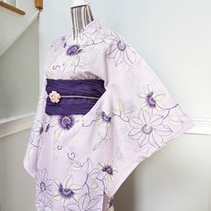 Simple but cute, this Japanese Kazari Himo features a large pink flower that will upgrade any yukata look with a hint of sweetness! Purple Background Simple, Yukata Women, Traditional Asian Clothing, Pretty Kimonos, Light Purple Background, Japanese Yukata, Japanese Traditional Clothing, Cute Kimonos, Flower Kimono