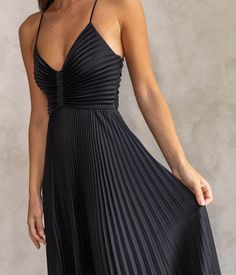 Pleated Material Dress, Alc Dress, Aries Dress, Black Dress And Heels, Dresses For Events, Silk Black Dress, Pleat Dress, Outfits Petite, Open Back Dress