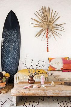 Decoration Surf, Tropical Interiors, Tropical Interior, Contemporary Living Room Design, Hawaiian Decor, Surf Decor, Tropical Home Decor, Surf House, Deco Boheme