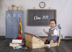 sesión fotográfica de bebé en set de estudiante School Theme, School Themes, Toy Chest, High Chair, Aurora, Quick Saves, Home Decor