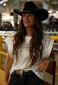 Cowgirl Face Claim, Cow Boy Outfit Women, Cow Girl Outfits Ideas, Cowboy Inspired Outfit, Charreada Outfits, Ootd Vaquero, Smile Makeup, Cowboy Girl