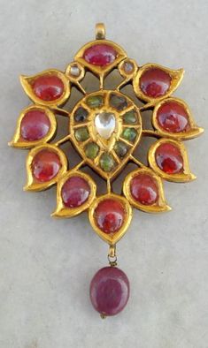 20KT VINTAGE ANTIQUE TRIBAL OLD GOLD PENDANT NECKLACE FROM RAJASTHAN INDIA, GREAT HANDMADE DESIGN SETED RUBY, EMERALD, POLKI GEMSTONES, GOOD FOR JEWELLERY COLLECTION. Note - There is wax in the pendant. Weight - 30.6 grams Height include dangle - 6 cm(2.36") Width max. - 4 cm(1.57") Material - 20kt yellow gold & original old piece. Ruby Sets Indian Gold, Antique Pendent, Antique Gold Pendant, Tikka Jewelry, Jewelry Knowledge, Necklace Ruby, Tiaras Jewellery, Diamond Pendants Designs, Antique Jewellery Designs