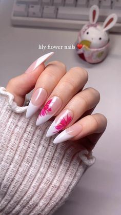 Pink lily nails 💄 Inspo: @mere_limtiek #nailart #flowernails #chromenails #frenchtipnails #springnails #apresmediumstiletto How To Do Simple Nail Art, Pink And White Nails Designs, Lily Nails, Shiny Nails Designs, Diy Acrylic Nails, Grunge Nails, Almond Nails Designs, Almond Acrylic Nails