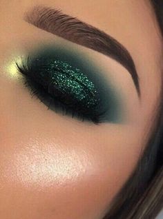 St Patricks Day Makeup Ideas, St Patricks Day Makeup, Emerald Eye Makeup, St Patrick's Day Makeup, Saint Patricks Day Makeup, Green Eyeshadow Look, Quinceanera Makeup, Day Eye Makeup, Green Smokey Eye