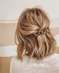 The Golden Girl | Hair & Beauty Tips, Hair, styling, beachy, waves, beach, everyday hair, summer, blogger, inspiration, style Up Hairdos, Wavy Bob, Hairstyle Trends, Prom Hairstyles For Long Hair, Penteado Cabelo Curto, Yoga Photography, Short Hairstyle, Good Hair Day