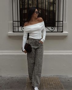 Rocio brizuela calvo | Dos tendencias en una misma foto 🤍 Animal print + off shoulder — ideal para un finde con este clima espectacular. ¿Del 1 al 10, qué… | Instagram Romanticizing Cleaning, Chicago Birthday, Leopard Jeans Outfit, Samba Outfit, Causual Outfits, Asian Outfits, June 15, Simple Trendy Outfits, Classic Outfits