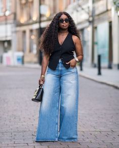 Jeans Outfit Classy, Classy Jeans Outfit, How To Style Wide Leg Jeans, Classy Jeans, Style Wide Leg Jeans, Wide Leg Jeans Outfit, Jeans Outfit Women, Outfit Classy, Stylish Work Attire