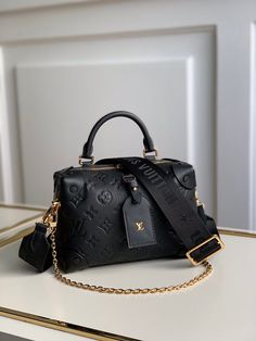 Bags Zone Louis Vuitton Bags - 2580 A+ Excellent Quality; Contact us if you've any questions in your mind. Tas Lv, Pochette Louis Vuitton, Black Louis Vuitton, Luxury Bags Collection, Authentic Bags, Girly Bags, Luxury Purses, Fancy Bags, Beautiful Handbags