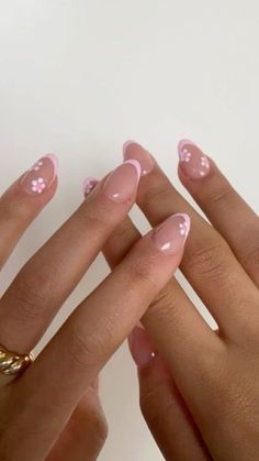 Easy Nail Designs Not Acrylic, Easy Nail Art For Square Nails, Cute Simple Nails Natural, Cute Nails Basic Simple, Nail Inso Short Almond, Nail Ideas Acrylic Short Oval, Nail Inspo Short Almond French Tip, Cute Simple Nails Flower, Short Almond Nail Inspo 2024