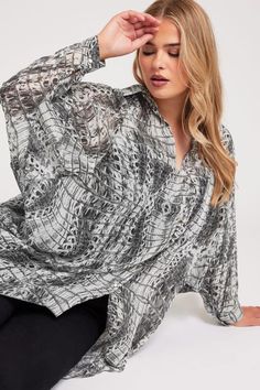 Shop YOURS LONDON Curve Grey Snake Print Longline Batwing Sleeve Shirt at Yours Clothing. Discover women’s plus size clothing in sizes 10-36 with fast delivery. Batwing Sleeve Shirt, Animal Print Dress Casual, Size 16 Women, Curve Fashion, Wardrobe Classic, Black Wrap Dress, Plus Size Blouses, Long Shirt, Batwing Sleeve