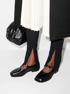 Maison Margiela Mary-Jane Con Punta Tabi - Farfetch Tabi Mary Jane, Preppy Mode, Black Mary Jane Shoes, Zapatos Mary Jane, Maison Margiela Tabi, Margiela Tabi, Estilo Preppy, Style Preppy