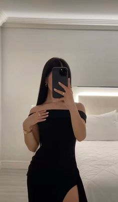 Black Dress Selfie, Black Prom Dresses Short, Estilo Zendaya, Black Dresses For Women, Black Dresses Classy, Classy Outfits For Women, Classy Prom Dresses, Black Dress Outfits, Dark Feminine Aesthetic