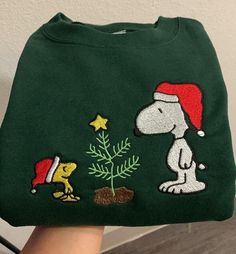 Get into the holiday spirit with our Snoopy Christmas embroidered sweatshirt. Featuring the beloved Peanuts character Snoopy, this festive sweatshirt is perfect for spreading cheer and warmth during the holiday season. Product Features: Materials: Crafted from premium, soft fabric, this sweatshirt offers both comfort and style for your festive celebrations. Design: The front showcases intricately embroidered Snoopy in a charming Christmas scene, making this sweatshirt a delightful addition to yo Snoopy Embroidered Sweatshirt, Christmas Sweaters Aesthetic, Preppy Christmas Outfit, Cozy Christmas Outfit, Christmas Merch, Family Christmas Sweaters, Vintage Christmas Sweater, Snoopy Gifts, Christmas Snoopy