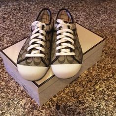 Size 9.5 Coach Zorra 12cm S C/Sft C Khi/Cht Sneakers Real Leather Brand New - 2002 Coach Sneakers Sizes Run Small White Coach Sneakers With Rubber Sole, Street Style Athleisure, Coach Sneakers, Sperry Sneaker, Sporty Chic, Fashion Logo, Coach Shoes, Signature Style, Tennis Shoes