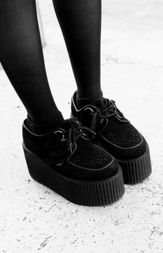 classic black creepers Underground Creepers, Black Creepers, Platform Creepers, Look Grunge, Goth Shoes, Creepers Shoes, Gothic Shoes, Mode Inspo, Pretty Shoes